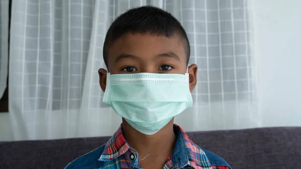 Söt Liten Asiatisk Pojke Sjuk Och Bär Mask — Stockfoto