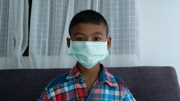 Söt Liten Asiatisk Pojke Sjuk Och Bär Mask — Stockfoto