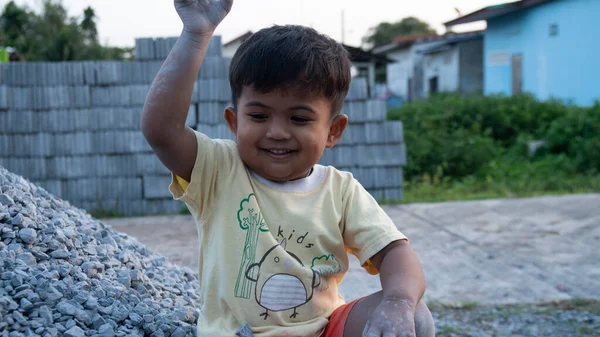 Симпатичный Маленький Мальчик Играет Каменной Сваи — стоковое фото