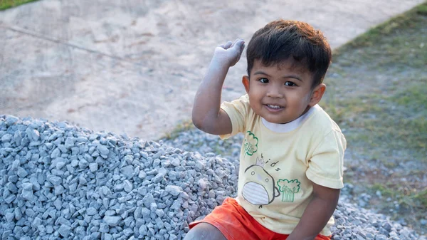 Pequeño Niño Asiático Lindo Jugar Pila Piedra —  Fotos de Stock