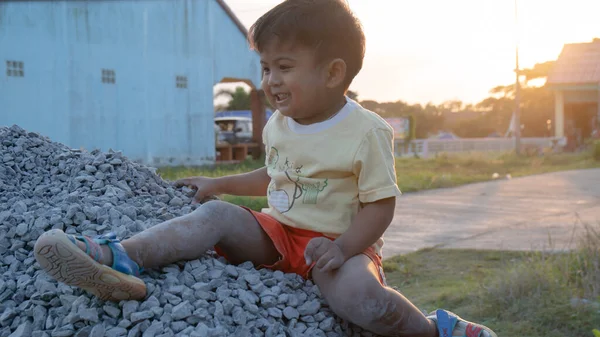Симпатичный Маленький Мальчик Играет Каменной Сваи — стоковое фото