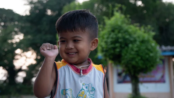 Aranyos Kis Ázsiai Fiú Játszik Parkban — Stock Fotó