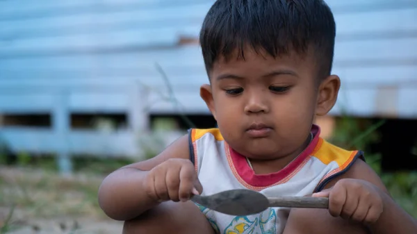 Милый Маленький Азиатский Мальчик Играет Парке — стоковое фото