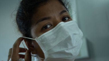 Corona virüsünün hasta kadınları maske takıyor ve hastaneden çıkıyorlar.