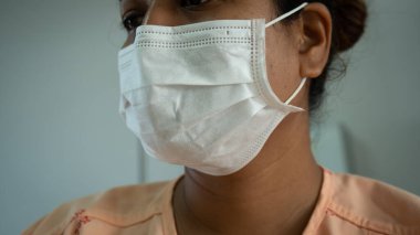 Corona virüsünün hasta kadınları maske takıyor ve hastaneden çıkıyorlar.