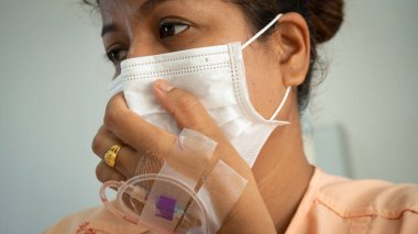 Corona virüsünün hasta kadınları maske takıyor ve hastaneden çıkıyorlar.