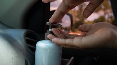 Covid - 19 kavram; Kadınlar arabada temizlik jeli, koruyucu ekipman coronavirüsü kullanır