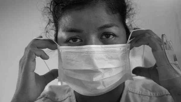 Sjuka Kvinnor Koronavirus Bär Mask Skydd Och Återhämtning Från Sjukhuset — Stockfoto
