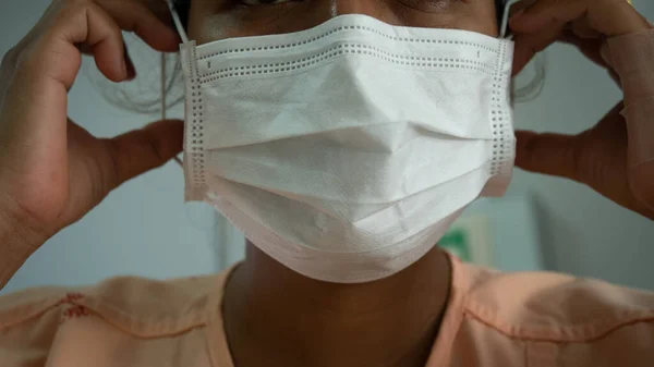 Sjuka Kvinnor Koronavirus Bär Mask Skydd Och Återhämtning Från Sjukhuset — Stockfoto