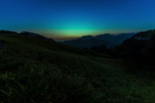 Soluppgång Timelapse Daglilja Blommor Berget Taiwan — Stockvideo