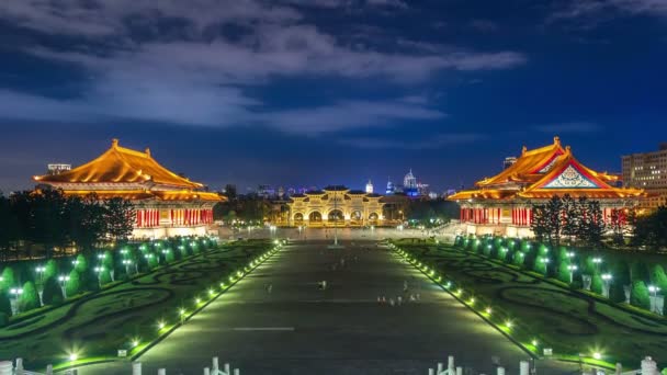 National Theater, Concert Hall, front gate en enorme vierkantje aan de Chiang Kai-shek Memorial Hall in Taipei — Stockvideo