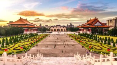 4k günden itibaren Timelapse gece Ulusal Tiyatro, konser salonu, ön kapı ve Chiang Kai-shek Memorial Hall büyük kare 