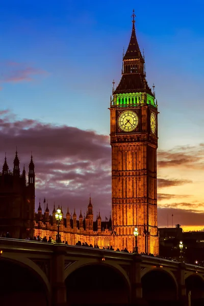 英国的大本钟在伦敦历史和标志性地标的前景中 — 图库照片