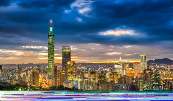 Драматический городской пейзаж Тайбэя на закате Тайваня — стоковое фото
