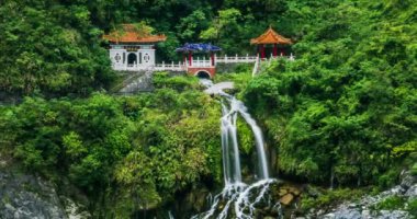 Taroko Boğazı Ulusal Parkı, Tayvan 'daki Dağ-Ay Köprüsü' nün Güzel Sonbaharı