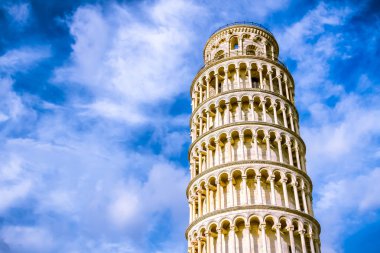 Pisa Kulesi yaslanmış