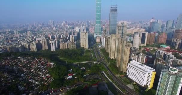 Luchtfoto van de financiële wijk in de stad van Taipei, Taiwan — Stockvideo