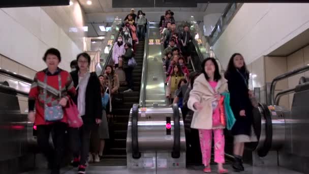 Taipei, Taiwan - 10 Feb 2017 metro passagiers sluit een metro vervoer en roltrappen te gebruiken op het perron van het station in Taipei — Stockvideo