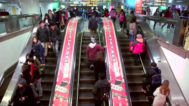 TAIPEI, TAIWAN - 10 février 2017 Les passagers du métro sortent d'un wagon de métro et utilisent des escaliers roulants à la plate-forme de la gare de Taipei — Video