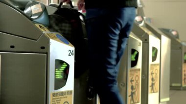  Metro geçer tarama ve bilet geçitten geçen insanların kalabalıklar 