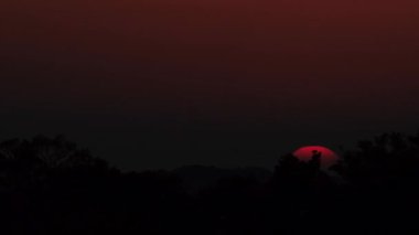 Bulutlu Büyük Güneş Gün doğumu zamanı