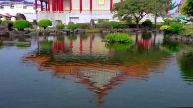 Ulusal Tiyatrosu ve Guanghua su birikintisi onun yansıması yukarı eğimli