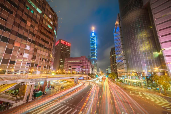 Всемирный торговый центр Тайбэя в сумерках — стоковое фото