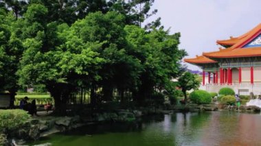 National Theater ve onun yansıma yatay kaydırma 