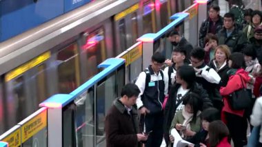 Taipei aracılığıyla köprüde trafik.