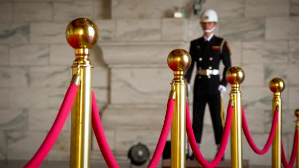 Wache Präsentiert Waffen Der Chiang Kai Shek Memorial Hall — Stockvideo