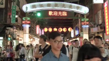 TAIPEI, TAIWAN - 10 Nisan 2017 tarihinde Tayvan 'ın Taipei şehrinde insanlar Tonghua Gece Pazarı' nı ziyaret eder. Tonghua Gece Pazarı en eski ve popüler gecelerden biridir. 