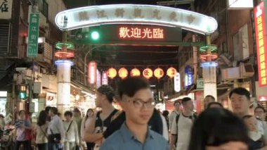 TAIPEI, TAIWAN - 10 Nisan 2017 tarihinde Tayvan 'ın Taipei şehrinde insanlar Tonghua Gece Pazarı' nı ziyaret eder. Tonghua Gece Pazarı en eski ve popüler gecelerden biridir. 