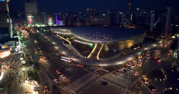 Flygfoto över Dongdaemun Design Plaza på natten, Seoul, — Stockvideo