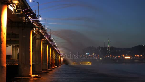 在首尔的盘浦大桥彩虹喷泉显示, — 图库视频影像