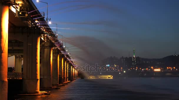 Rainbow fountain show at Banpo Bridge in Seoul city, — Stock Video