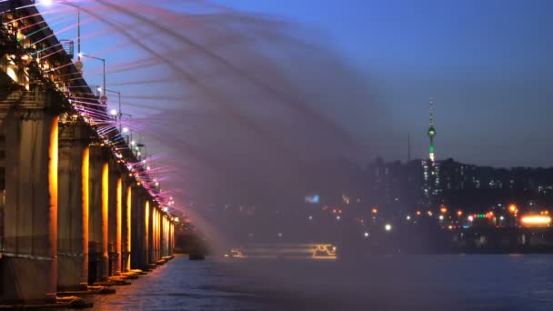 Веселка фонтан Показати на Banpo мосту в місті Сеул — стокове відео
