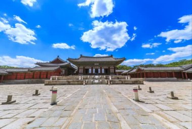 Changgyeonggung Sarayı 'ndaki Myeongjeongmun kapısı ve Okcheongyo köprüsü. Changdeokgung, 1405 yılında Kral Taejong döneminde Joseon hanedanlığının ikincil sarayı olarak inşa edilmiş bir saraydır..