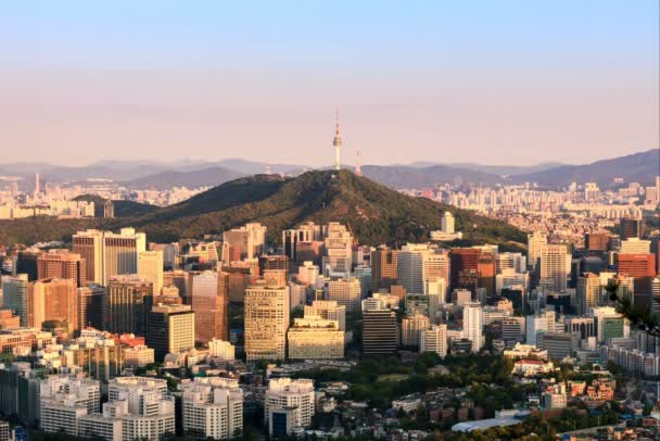夜に日からソウルのダウンタウンの街並みと南山ソウルタワーの航空写真. — ストック動画