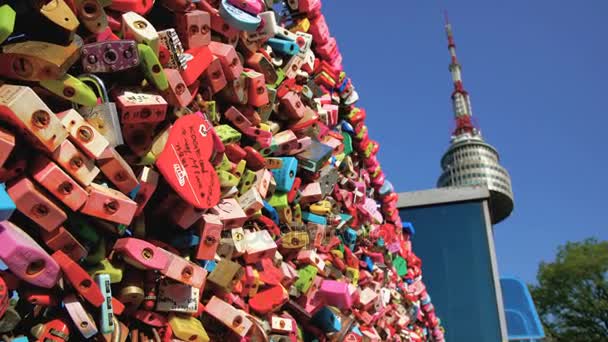 大量的锁定主密钥围墙上的南山塔在首尔，韩国. — 图库视频影像