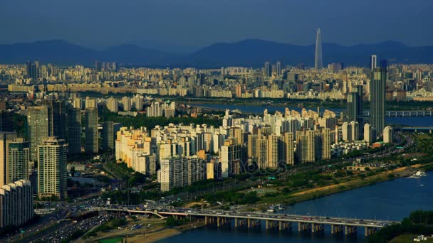 Κεραία βολή της πόλη Σεούλ και Lotte world πολυκατάστημα με κίνηση εθνικής οδού — Αρχείο Βίντεο