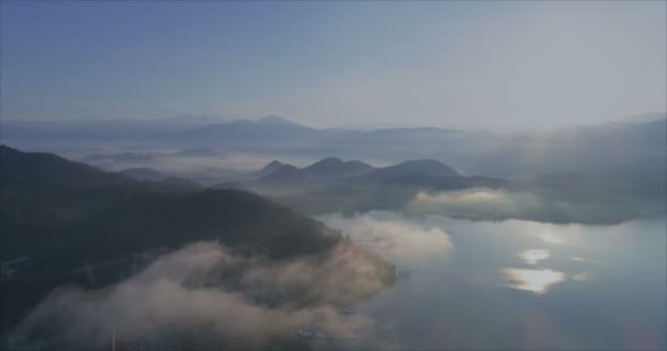 Luftaufnahme Des Sonnenmondsees Mit Schwebenden Wolken Taiwan — Stockvideo