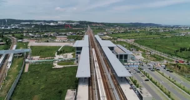 Zdjęcie Lotnicze Stacji Thsr Miaoli Przejeżdżającym Pociągiem Stacja Jest Tajwan — Wideo stockowe