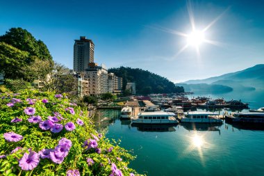 Güneş Ay Gölü 'nün şafak vakti Tayvan' ın Shuishe İskelesi 'ndeki hava görüntüsü.