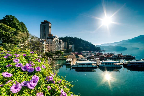 Güneş Ay Gölü 'nün şafak vakti Tayvan' ın Shuishe İskelesi 'ndeki hava görüntüsü.