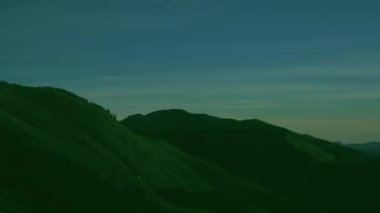 Güneş doğarken Tayvan sıradağlarının panoramik görüntüsü