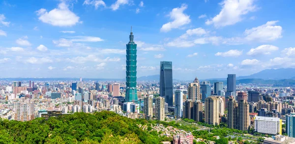 Taipei finansdistrikt på solig dag med Taipei city, — Stockfoto