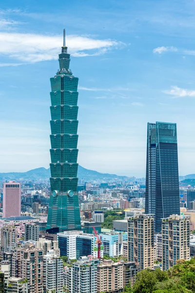 Taipei finansdistrikt på solig dag med Taipei city, — Stockfoto