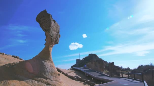 Queen's head Stone sur le géoparc de Yehliu, Nouveau Taipei — Video