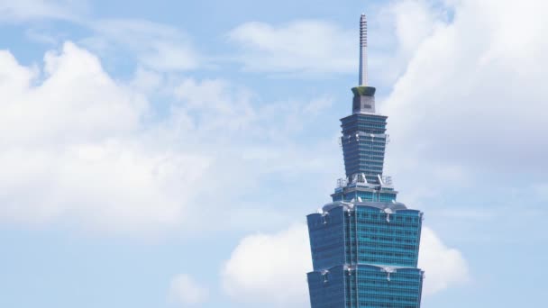 Snel bewegende wolken passeren de Taipei 101-gebouw — Stockvideo