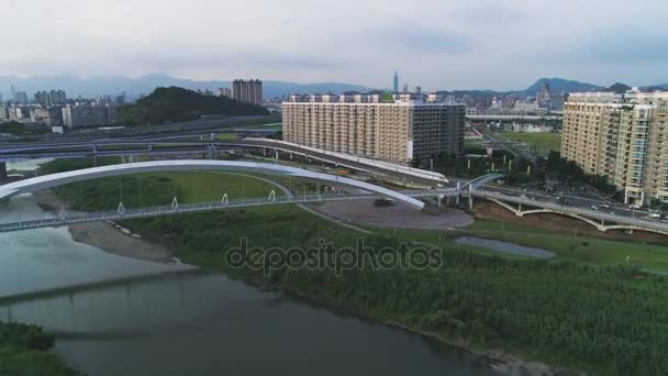 高層ビルや橋の美しい反射を持つ台北市の空中ショット — ストック動画